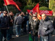 Caro Operai Contro, ieri sciopero dalle 8 alle 17 con corteo, per gli operai dell’Az Fiber di Arcene, con la solidarietà degli operai di altre aziende della Bassa, dalla Same alle Officine Villa. In circa 300, tra i quali buona parte dei circa 70 dipendenti dell’Az Fiber, hanno sfilato ieri mattina dalla sede aziendale, sulla provinciale per Treviglio, fino al municipio di Arcene. Una delegazione ha anche incontrato il sindaco Giuseppe Foresti, chiedendo maggiore sorveglianza del presidio permanente fuori dalla ditta: settimana scorsa – come denunciato dal sindacalista Simone Grisa, della Fiom – si è verificato anche un lancio […]