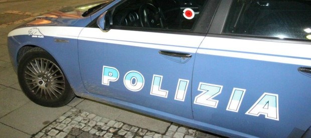 Redazione di Operai contro. A Latina la polizia ha fatto una retata in tribunale. Tanto rumore per nulla. Dovessero fare retate ogni volta che i tribunali assolvono i padroni che assassinano gli operai sarebbe un bel casino Ogni tanto una retata così per far vedere Un operaio di Latina Orologi, gioielli, viaggi e mazzette alla vecchia maniera. Per un totale di un milione di euro. Questo era il prezzo – ricostruito dalla Procura di Perugia – per aggiustare i fallimenti davanti ad un giudice di Latina, Antonio Lollo, arrestato venerdì dalla squadra mobile, insieme ad altre sette persone. “Volevo […]