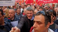 La Fiom in piazza contro il Jobs Act, per combattere la precarietà e contro “l’attacco ai diritti”. “Pensiamo di avere più consenso di quello che ha il governo”: ha detto il leader della Fiom, Maurizio Landini, arrivando in piazza per la manifestazione organizzata dal sindacato “Non siamo in piazza per difendere cose che non ci sono più, anche perché ci hanno tolto tutto – ha aggiunto -. E Renzi stia tranquillo, non siamo qui contro di lui, ma abbiamo l’ambizione di proporre idee per il futuro dell’Italia”. Una processione per il futuro dell’Italia Landini a braccetti di Renzi