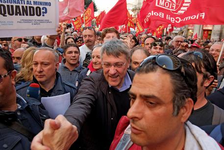 La Fiom in piazza contro il Jobs Act, per combattere la precarietà e contro “l’attacco ai diritti”. “Pensiamo di avere più consenso di quello che ha il governo”: ha detto il leader della Fiom, Maurizio Landini, arrivando in piazza per la manifestazione organizzata dal sindacato “Non siamo in piazza per difendere cose che non ci sono più, anche perché ci hanno tolto tutto – ha aggiunto -. E Renzi stia tranquillo, non siamo qui contro di lui, ma abbiamo l’ambizione di proporre idee per il futuro dell’Italia”. Una processione per il futuro dell’Italia Landini a braccetti di Renzi