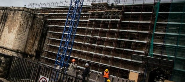 Redazione di Operai Contro, per anni la magistratura ha fatto ricercare il Signor Terremoto. Ancora oggi è latitante Nessun padrone, politico, amministratore, tecnico ha pagato con la  galera Ogni tanto ricostruiscono: cioè distribuiscono soldi ai padroni La città è ancora a terra. Il puttaniere è stato assolto, ma mai imputato per la distruzione della città Se non ci leviamo dai coglioni, politici,amministratori e i loro tecnici tra cento anni saremo ancora a parlare di ricostruzione Un Aquilano Un imprenditore impegnato negli appalti per la ricostruzionepost terremoto a L’Aquila, Raffaele Cilindro, ritenuto dagli inquirenti vicino all’ex boss del clan dei […]