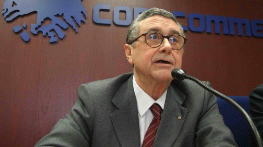 Redazione di Operai Contro, In sicilia il presidente della camera di commercio imponeva il pizzo. In Sicilia da sempre era difficile distinguere tra padroni, mafiosi e politici. A Milano padroni, politici, mafiosi hanno fatto affari d’oro con l’expo 2015. A Roma, padroni, politici, mafiosi e camorristi fanno affari d’oro Mi fermo qui perché l’elenco include tutte le regioni Il gangster a Capo del governo fa un patto con un pregiudicato e puttaniere per governare Noi operai veniamo licenziati, ci diminuiscono il salario, ci sbattono in cassa integrazione Operai, altro che protestare qui occorre una rivoluzione, altro che le riforme […]