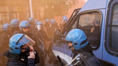 Redazione di Operai Contro, Sulla felpa, Matteo Salvini questa volta ha fatto scrivere “Zena”, ma non è gli servito. Puntuale, alle 10.30, è entrato nel Teatro della Gioventù tra due ali di poliziotti in assetto antisommossa che lo proteggevano dall’assalto dei centri sociali. Incurante delle urla “Lega fascista”, “Fascisti carogne, tornate nelle fogne” e “Via la Lega dalla città”, il sorridente segretario della Lega ha incoronato Edoardo Rixi, vice segretario del partito e candidato alla presidenza della Regione Liguria, davanti ad una platea di circa 500 fedelissimi. C’era anche l’estrema destra al convegno leghista. Proprio dove i giubbotti neri […]