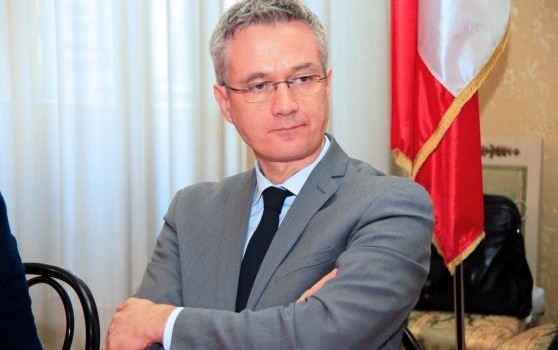 Egregio Direttore, ha paura che i giudici no capiscano il senso delle sue telefonate intercettate. Allora lo spiega lui rilasciando una dichiarazione alla Gazzetta di Modena. Come buono Vaccari, tutto per non fare affaticare i giudici e gli inquirenti. Che uomo ragazzi! Vi allego l’articolo in questione. Saluti da un affezionato lettore. Inchiesta Grandi Opere: Vaccari del Pd si difende Il senatore modenese del Pd Stefano Vaccari ricostruisce, con una nota, le ragioni della telefonata del novembre 2013 con Giulio Burchi, ex presidente di Italferr indagato nell’inchiesta della Procura di Firenze sulle Grandi opere. Il senatore modenese del Pd […]