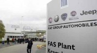 Lo stabilimento Fiat di Kragujevac Turni di lavoro massacranti e uno stipendio da fame. Quando l’operaio della Fiat dello stabilimento di Kragujevac in Serbia ha aperto la busta paga e ha trovato solo 306 euro ha dato fuori di testa. Ha preso un oggetto metallico e si è messo a incidere su trentuno 500L appena prodotte scritte che non lasciano adito a dubbi: “Mangiatori di rane (termine dispregiativo per indicare gli italiani, ndr) andate via dalla Serbia”. Lui, come i suoi 2.400 colleghi, guadagna un quinto degli operai italiani e lavora fino a 12 ore al giorno e alla […]