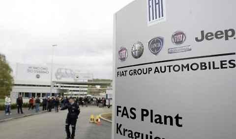 Lo stabilimento Fiat di Kragujevac Turni di lavoro massacranti e uno stipendio da fame. Quando l’operaio della Fiat dello stabilimento di Kragujevac in Serbia ha aperto la busta paga e ha trovato solo 306 euro ha dato fuori di testa. Ha preso un oggetto metallico e si è messo a incidere su trentuno 500L appena prodotte scritte che non lasciano adito a dubbi: “Mangiatori di rane (termine dispregiativo per indicare gli italiani, ndr) andate via dalla Serbia”. Lui, come i suoi 2.400 colleghi, guadagna un quinto degli operai italiani e lavora fino a 12 ore al giorno e alla […]
