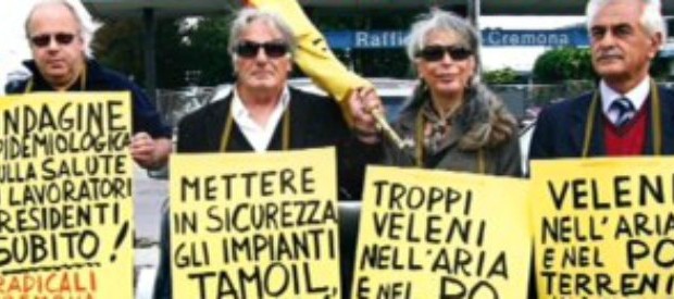 Redazione, la magistratura italiana è grande. Non solo assolve padroni e politici, ma decide di sedersi con i delinquenti ai tavoli Vi invio un articolo del fatto quotidiano Fuori i radicali che hanno dato il via alla battaglia giudiziaria, dentro il manager condannato a sei anni di reclusione. Sembra assurdo, ma è successo questo, oggi, in occasione della prima riunione del ricostituito Osservatorio Tamoil. Un gruppo di lavoro e di analisi sulla situazione attuale della raffineria di Cremona, i cui vertici sono stati condannati in primo grado, alcuni mesi fa, per disastro ambientale doloso. Compito dell’Osservatorio, nelle intenzioni dell’amministrazione, […]