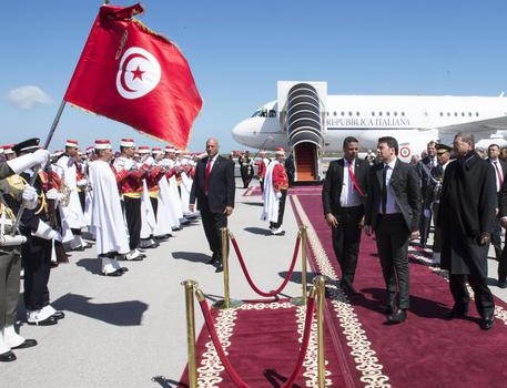 Redazione, Marea umana a Tunisi per la marcia contro i militanti islamisti che lo scorso 18 marzo hanno attaccato il Museo del Bardo, uccidendo 22 turisti, quattro dei quali italiani. Alla marcia hanno partecipatio molti capi di stato e di governo, tra i quali il premier italiano, Matteo Renzi e il presidente francese, Francois Hollande Ormai i capi di governo e di stato si sono inventati una nuova attività: la partecipazione alle marce. Prima sponsorizzano le agenzie di viaggio, mandando a morire poveri pensionati, per i profitti delle agenzie di viaggio, poi partecipano alle marce della democrazia Merkel e Hollande si erano […]