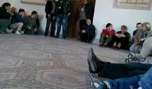 Redazione, dopo l’attacco a Tunisi tutti esaltano la democrazia Tunisia Vi mando un vecchio articolo del 2014 della Rewpubblica un lettore A Tunisi l’economia non decolla, la disoccupazione cresce e la jihad fa incetta di giovani: «Siamo il primo fornitore di aspiranti martiri per l’integralismo islamico». Domenica si vota in un paese dove la rivoluzione è rimasta a metà la Repubblica, venerdì 24 ottobre 2014 Quando i blindati della polizia montano sui marciapiedi di Avenue Bourghiba, per allontanare i dimostranti assiepati di fronte al ministero dell’Interno, sembra una scena già vista. Ma i giorni della rivoluzione, tre anni e […]