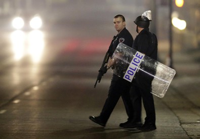 Redazione, in USA i manifestanti si armano. La polizia dei padroni è peggiore della mafia siciliana Chi vuol manifestare si deve proteggere Un amico ANSA Torna a salire alle stelle la tensione a Ferguson, in Missouri, dove due agenti sono stati raggiunti da alcuni colpi di arma da fuoco esplosi durante una manifestazione davanti al dipartimento di polizia. Immediatamente ricoverati in un ospedale della vicina St.Louis, le loro condizioni sarebbero “molto serie”. Anche se secondo alcune fonti delle forze dell’ordine non sarebbero in pericolo di vita. Gli unici dettagli diffusi ufficialmente dalle autorità sono che uno degli agenti, di […]