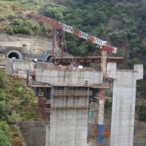   “Non è pensabile che un’intera campata possa crollare. Non si può lasciare la vita su un cantiere”. A parlare è Gabriel Miholca, fratello di Adrian, l’operaio romeno di 25 anni morto il 2 marzo sul lavoro, dopo il crollo di un pezzo di viadotto Italia a Laino Borgo (Cosenza) dell’autostrada A3 Salerno – Reggio Calabria. Per Adrian, lavorare su quel cantiere “serviva a mettere dei soldi da parte per costruire casa in Romania, dove vive la sua fidanzata”. Il direttore generale dei lavori del lotto su cui stava lavorando Adrian è Stefano Perotti, che insieme a Ercole Incalza, […]