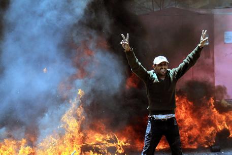 Redazione di Operai Contro, in Iraq e siria, i bombardieri USA colpiscono  i giovani mussulmani sunniti. In Iraq e Siria le forze armate Iraniane  e USA sono alleate contro l’ISIS In Yemen, gli sciti appoggiati dall’Iran tendono  a prerndere il controllo dell’intero paese Bombardieri USA e dell’arabia bombardano gli sciti. Ma smettiamola con le storielle della lotta al terrorismo In realtà padroni USA, Iraniani, Arabi Sauditi, si scontrano per il potere In Libia, i padroni Italiani e Francesi, che per anni hanno occupato la Libia, oggi massacrano i civili libici e si preparano a rioccupare il paese. Operai contro […]