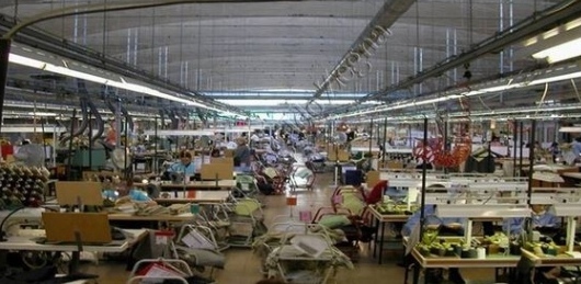 Caro Operai Contro, grazie alla legge di stabilità 2015 che regala ai padroni oltre 24 mila euro, per assunzioni che dopo rinnovi fino a 3 anni, non impegnano le aziende a riconfermare questi lavoratori, il Gruppo Ermenegildo Zegna in provincia di Padova, conferma 230 licenziamenti. Grazie Renzi. Allego la dichiarazione di un responsabile sindacale. Saluti Oxervator .   “ Si tratta di un’operazione speculativa che vuole sfruttare la nuova disciplina del lavoro per guadagnare milioni di euro sulla pelle dei lavoratori”. Sintetizza così la propria rabbia Luca Rainato, segreteria provinciale Filctem Cgil”. Dal Corriere del Veneto.