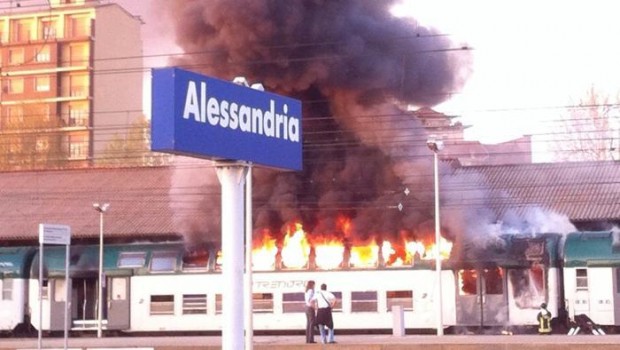 Caro Operai Contro, mentre in tivù scorre la pubblicità dei treni di lusso, i treni dei pendolari bruciano in viaggio. Dopo le strade e le scuole che crollano, ieri è stato il giorno del treno in fiamme con i pendolari a bordo. E oggi cosa ci aspetta? A quando la riffa sulle disgrazie quotidiane, conseguenze delle ruberie di Stato? Saluti da un lettore. Un treno regionale, a due piani di Trenord proveniente da Milano, è arrivato intorno alle 19,40 ad Alessandria con un vagone completamente avvolto dalle fiamme. A Valenza il capotreno aveva dato l’allarme. I vigili del fuoco […]