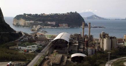 Redazione di Operai Contro,. il buffone che dirige il governo stronbazzava:  «Se riparte Bagnoli riparte il Sud», proclamava Matteo Renzi il 29 agosto dello scorso anno. Nella legge Sblocca Italia aveva infilato una norma per sbloccare anche Bagnoli. Il risanamento e la sistemazione dell’immensa area dell’ex acciaieria Italsider sarebbe stata affidata a un commissario, per dare finalmente una svolta a una incredibile vicenda che si trascinava senza costrutto dal 1992. Da allora sono passati otto mesi, e del commissario nemmeno l’ombra. Uno smacco clamoroso per il governo «del fare» Vi invio un articolo del Corriere Un giovane di Bagnoli […]