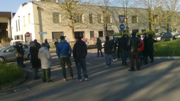 Redazione Quasi 40 consecutive di sciopero, con un presidio permanente nella notte tra martedì 7 e mercoledì 8 aprile, hanno permesso agli operai della fonderia ATTI e della fabbrica ATLA di stanare i padroni e trascinarli ad un tavolo per ridiscutere il licenziamento di Abdelkarim, da diversi anni operaio all’interno dello stabilimento, il quale era stato cacciato venerdì scorso dopo avere espresso contrarietà ad eseguire lavorazioni pesanti non compatibili con il rientro appena avvenuto da un infortunio sul lavoro, per di più su due macchine contemporaneamente. Dalle 4.30 di mattina di martedì 7 decine di operai iscritti al S.I.COBAS […]
