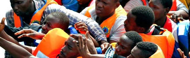 Caro Direttore, Renzi non mette le navi per il corridoio umanitario. “La redistribuzione dei profughi? Non si può imporla d’imperio“. Così Renzi si para il culo per non dire che il governo italiano, come quelli europei, non ha approntato alcun piano per mettere fine allo sterminio in mare dei migranti! Prima del vertice europeo, Renzi il bavoso, con le ministre e i ministri del suo governo, parlavano di corridoio umanitario, che permettesse ai migranti di attraversare il mare in sicurezza. Poi a vertice chiuso, i governi dei 28 paesi europei, “non” hanno preso alcuna decisione in merito. Con 2 […]