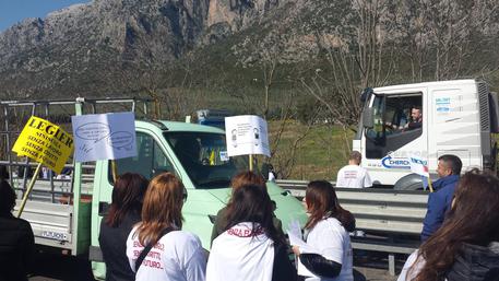 Caro Operai Contro, nuovo blocco stradale ieri mattina delle operaie e operai tessili del nuorese, con manifestazione sulla SS 131 vicino alla zona industriale di Tossilo. Quello di oggi è il quarto blocco stradale sulla Ss 131, in poco più di un mese, messo in atto dai 1.500 operai rimasti senza lavoro, e senza ammortizzatori sociali. 1.500 operai rappresentano una mina vagante, a patto che si affianchino altre iniziative di lotta, al pur efficace blocco stradale. Saluti da un sostenitore,