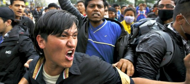 Redazione di Operai Contro, i padroni in Nepal e i loro politici e il governo del Nepal erano impegnati ad accumulare soldi I padroni occidentali e i loro politici si preoccupano dei loro vacanzieri Gli aiuti? occidentali non sono neanche 1x 1000 di ciò che spendono per massacrare i civili con i loro bombardamenti in difesa della democrazia Intanto il numero dei morti cresce sono circa 10 mila Migliaia di persone fuggono dalla capitale dopo che si sono diffuse voci sulla mancanza di viveri. Gli sfollati del distretto nepalese di Dolakha, disperati per non aver ricevuto aiuti, hanno incendiato […]