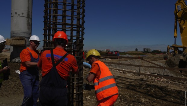 Redazione Operai Contro, Sono un vostro lettore, considero il giornale telematico molto valido perche è molto sensibile ai problemi degli operai, dei disoccupati, dei precari e di tutti coloro che vengono sfruttati dai padroni per i loro profitti. Pochi giorni fa viaggiando in metrò nella città in cui abito, Milano, ho scambiato due parole veloci con un operaio extracomunitario che lavora in un cantiere dell’Expo 2015 a Rho-Fiera. Nella breve conversazione mi ha fatto presente di lavorare come muratore, che è stato assunto da poco da un impresa edile con un contratto della durata di 45 giorni senza proroga […]