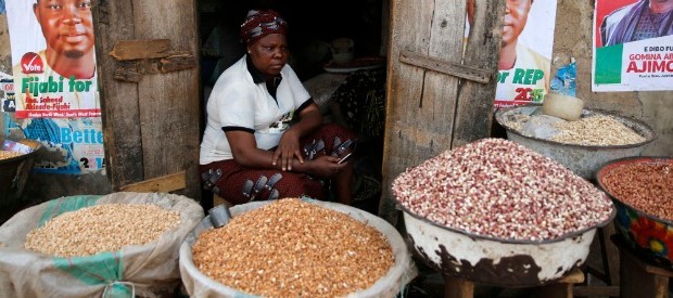 Redazione, vi chiedo di pubblicare questo scritto di Jacopo Fo So bene che è uno scritto pieno di cose che non condivido, ma può servire per il dibattito. Può servire per capire che i migranti tra il rischio di morire uccisi nel mediterraneo, e la sicurezza di morire di fame nei loro paesi non hanno scelta Morte ai padroni Un Senegalese JACOPO FO Forse adesso l’aviazione italiana bombarderà tutti i barconi fatiscenti ancorati nei porti libici. Speriamo che lo facciano senza i migranti dentro. Ma comunque sarà un’azione inconcludente. Perché le ragioni di questo massacro sono altrove. Ad esempio […]