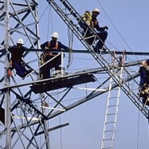 Redazione di Operai Contro, C’è una strage silenziosa, inarrestabile e in atto. Un’ombra perennemente in agguato. Nei cantieri, nelle fabbriche, nei campi. Un’ombra che il discorso pubblico cerca di definire con una formula neutra: “Morti bianche”. Nome che chiama in causa qualcosa che di neutro non ha nulla. Perché i 117 morti sui luoghi di lavoro nei primi tre mesi del 2015 sono stati assassinati dai padroni per i loro profitti E’ una guerra. I morti e feriti sono solo dalla parte degli operai. .Numeri che aumentano ora dopo ora: sette persone sono decedute solo nella giornata del primo […]