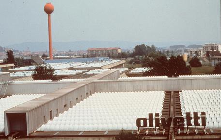 Redazione di Operai Contro, quando, alle volte, la magistratura incrimina i padroni per l’assassinio di operai, i processi non hanno mai fine o non iniziano mai. Del resto il risultato è l’assoluzione dei padroni Si svolgerà davanti ad un nuovo gup l’udienza preliminare del processo per le vittime dell’amianto alla Olivetti. Dopo la richiesta di ricusazione il gup Alessandro Scialabba si è infatti astenuto e il presidente del Tribunale ha quindi nominato nuovo gup Giuseppe Salerno. L’udienza è stata rinviata al 7 maggio. Il processo vede imputate 33 persone accusate, a vario titolo, di lesioni e omicidio colposo. Tra […]