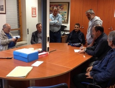 Caro Operai Contro, ieri 14 operai in mobilità della ex Scaini di Villacidro, fabbrica di batterie per auto del gruppo Eni ormai chiusa, hanno occupato la sala consiliare del comune di Arbus. Altri 20 operai hanno occupato la sala consiliare del municipio di Guspini. La protesta potrebbe allargarsi ad altri Comuni in cui risiedono operai in mobilità, già impiegati nei lavori socialmente utili, con l’impegno della Regione a dare continuità lavorativa ai complessivi 418 operai. Impegno che adesso sembra latitare, perciò gli operai hanno iniziato questa forma di lotta. Il sindacato dovrebbe chiamare altre fabbriche, altri operai e braccianti […]