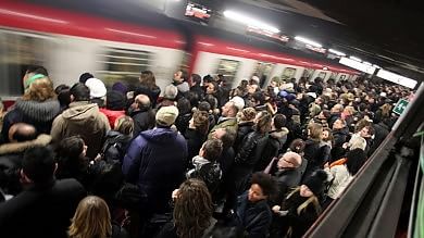 Redazione di Operai Contro, con il pretesto dell’Expo e del Giubileo il governo parla apertamente contro il diritto di sciopero Lo sciopero dei trasporti fa paura. I sindacalisti avevano firmato accordi con i padroni, ma gli operai li hanno mandati al diavolo Tra poco toccherà anche agli operai delle fabbriche. In nome dei profitti del padrone si proibirà lo sciopero Un lavoratore ATM Milano Dopo lo sciopero che martedì ha paralizzato per mezza giornata Milano, torna di attualità l’idea di rivedere la normativa sul diritto dei lavoratori, almeno quelli dei servizi pubblici essenziali, di incrociare le braccia. Le ipotesi […]