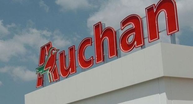 Redazione di Operai Contro, la multinazionale della grande distribuzione Auchan è già riuscita a licenziare nel Napoletano 75 addetti. Tagli messi a segno nei suoi due ipermercati più “vecchi” della Campania: a Mugnano, periferia nord occidentale di Napoli, e a Pompei, costa meridionale del golfo. Si tratta degli impianti ex Città Mercato, dove gli organici godono di condizioni contrattuali e salariali risalenti a trent’anni fa e quindi un po’ più accettabili di quelle scaturite dai contratti recenti, davvero vessatori, soprattutto sotto il profilo salariale. I tagli appena attuati (45 a Pompei e 30 a Mugnano) sono stati comunque concretizzati […]