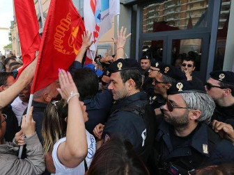 Redazione di Operai contro, Avevano promesso lotta dura contro la decisione di Whirlpool che ha annunciato 1350 esuberi e la chiusura dello stabilimento di Carinaro, a Caserta. Gli operai della Whirlpool di Carinaro Giovedì hanno marciato verso la base Us Navy di Gricignano, Gli operai della Whirlpool di Carinaro Venerdì hanno occupato ieri la stazione ferroviaria di Aversa. Con noi anche gli operai della Acroplastica azienda dell’indotto. Bloccati tutti i treni per e da Aversa. Nella stazione di Aversa passa la linea Roma ? Napoli, via Formia. I  sindacalisti tentano di convincerci che al prossimo tavolo Renzi metterà tutto […]