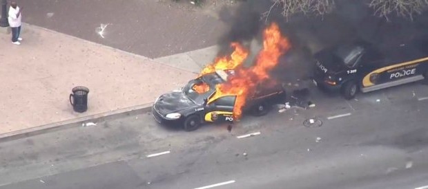 Redazione di Operai Contro, i leccaculi della stampa nostrana, fanno a gara nel dire che gli USA sono usciti dalla crisi. Non è vero Negli USA si ammazzano sistematicamente gli afroamericani L’assassino Obama è stato eletto dai padroni bianchi e neri per fermare le lotte dei più poveri della società USA. Proseguono le tensioni a Baltimora dove, nelle ultime ore, la rabbia per la morte del 25enne afroamericano Freddie Gray, avvenuta il 19 aprile mentre era in custodia della polizia, è sfociata in violenza. Sette i poliziotti feriti durante gli scontri nella città, Sei agenti della polizia sono stati […]