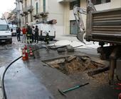 Caro Operai Contro, daranno la colpa alla fuga di gas, alla fatalità, come quando crollano case vecchie e fatiscenti. Ma un operaio è morto e altri tre sono feriti, perché in determinati rapporti sociali, toccava loro in quanto operai, essere lì in quel momento, non gli azionisti di Italgas, né i dirigenti, né i passacarte degli uffici. Le responsabilità sulle condizioni dell’impianto, sulle misure di sicurezza, sulle verifiche periodiche, sul perché sono maturate le pre-condizioni che hanno portato all’esplosione, non si sapranno mai. Ci sono altri operai da sacrificare al profitto, per la bella vita dei padroni e gli […]