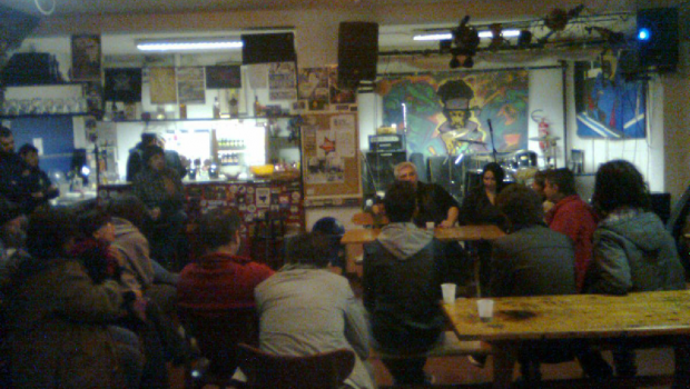 RESOCONTO DI UN OPERAIO PRESENTE ALL’INIZIATIVA DI SOSTEGNO E SOLIDARIETA’ CONTRO IL LICENZIAMENTO DI FRANCESCO OPERAIO FIAT TRATTORI (CNH) MODENA. Venerdì 10 aprile diversi compagni e compagne hanno partecipato all’iniziativa benefit a sostegno di Francesco Ficiarà, operaio saldatore da vent’anni in trincea contro il colosso FIAT, licenziato per la seconda volta ad ottobre 2011, dopo che la prima epurazione era stata rigettata con iter giudiziario con 4 processi vinti (fine 1997-inizio 2002). il 28 luglio 2011 FIAT licenzia di nuovo Francesco con motivazione “disciplinare” ma c’è sentenza di reintegro 4 mesi dopo, il 21 gennaio 2012. A questo punto […]