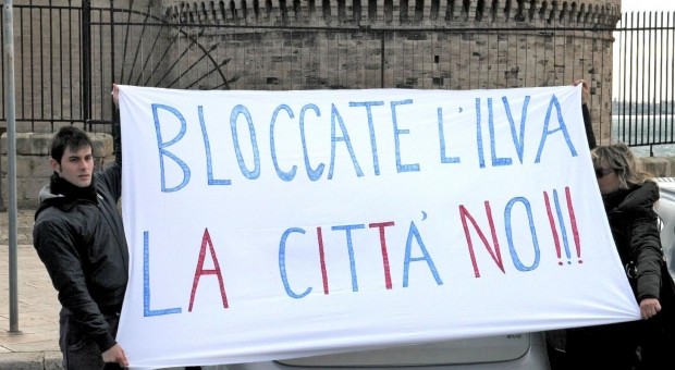 Redazione di Operai Contro, a Taranto si sta compiendo un’altra infamia contro gli operai. Basta ci hanno ricattato con il lavoro, ma questo lavoro è nostro nemico Basta con il lavoro salariato Basta con i padroni Padroni e politici sono degli assassini Un operaio dell’ILVA Articolo della Gazzetta di MIMMO MAZZA TARANTO – Potrebbe arrivare entro la fine di aprile l’autorizzazione del ministero per lo Sviluppo Economico chiesta dai commissari straordinari dell’Ilva Gnudi-Carruba-Laghi per tentare di patteggiare la posizione dell’azienda, imputata nel processo «Ambiente svenduto» ai sensi della legge 231/2001 che punisce la responsabilità amministrativa delle imprese. Gli avvocati […]