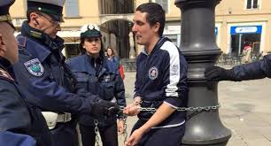 Caro Operai Contro, la ripresa c’è e si vede. Ovviamente mi riferisco alla ripresa puntuale del coro di imbecilli che raccontano degli effetti benefici del Jobs Act, proprio mentre arrivano i dati che la disoccupazione è tornata al 12,7%. Allego da Brescia Today la protesta di Alessandro, operaio dei servizi, pagato 2,50 euro al giorno per 4 ore di lavoro, con “il contratto di incentivo al lavoro”. Poletti, il ministro del lavoro dei negrieri, insieme a Renzi sono soddisfatti. I padroni si fregano le mani ed il portafogli sempre più gonfio. Saluti da un estimatore di Operai Contro. La […]