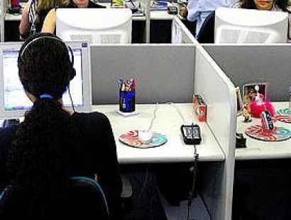 Caro Operai Contro, i 2.500 licenziamenti annunciati a Roma e Napoli da Almaviva, più altri 150 licenziamenti sotto il ricatto di trasferimenti dalla Sicilia alla Calabria, emergono come la punta di un iceberg, rappresentato da 80 mila posti di lavoro a rischio nel settore dei call center. Con i licenziamenti che fioccano a migliaia, anche nel terziario bisogna pensare a forme nuove di lotta e di organizzazione. Saluti da un lettore   L’articolo dal Fatto Quotidiano “Se non si risolve la questione entro breve, nel giro di qualche mese ci saranno 70-80mila posti a rischio nel settore dei call […]