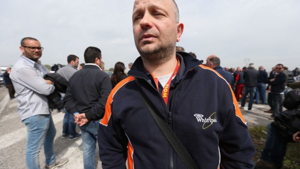 Redazione di Operai Contro, ora basta. Noi operai Indesit siamo stati presi in giro Governo, sindacalisti, amministratori sapevano da sempre come sarebbe andata a finire Renzi è un conta balle Ora governo, sindacalisti, amministratori, urlano che Whirlpool non può licenziare Il governo darà altri soldi a Whirlpool, ci verranno a dire nuovamente che non saremo licenziati, almeno fino al 2018, e la storia si ripeterà. Ci hanno rotto, prendiamoli a calci tutti questi stronzi. Abbiamo la forza di lottare, non facciamoci portare allo sbando Organizziamo il nostro partito e facciamogli vedere i sorci verdi Un operaio Indesit Sciopero, manifestazioni […]