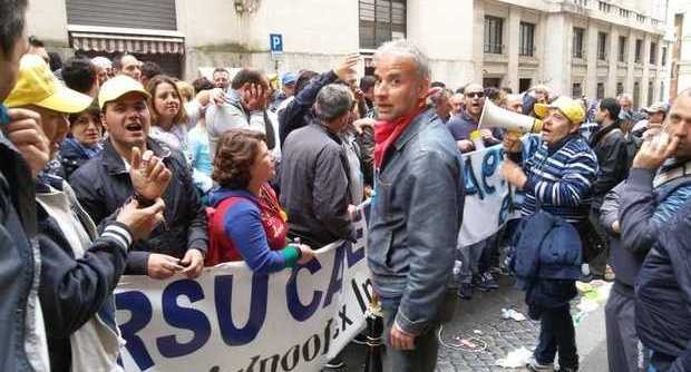 Redazione di Operai contro, è in vista un altro fantastico accordo Già si strombazza che grazie all’intervento del governo si apre infatti uno spiraglio nella trattativa tra il gruppo Whirlpool e i sindacati. I sindacalisti sono felici, il governo è felice, il padrone è contento Chi la prenderà nuovamente nel culo siamo noi operai Basta Renzi aveva detto che l’acquisto della INDESIT da parte della Whirlpool era fantastico Operai non facciamoci prendere in giro per la seconda volta Un operaio Indesit