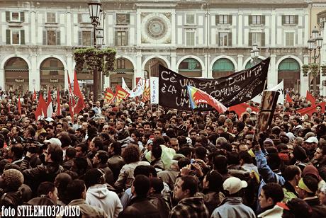 La fonderia Atti/Atla di Bentivoglio ha una lunga storia di sfruttamento, macchinari insicuri, licenziamenti ingiustificati. Noi siamo già stati davanti ai suoi cancelli nel 2004 per difendere un lavoratore che si era rifiutato di lavorare in condizioni pericolose per la sua salute. Ora la storia si ripete. Abdelkader, di ritorno da un infortunio sul lavoro, si è giustamente rifiutato di svolgere un compito non adatto alle sue condizioni di salute e per questo è stato licenziato. Due giorni di sciopero che ha bloccato le merci in entrata e uscita: atti di insubordinazione contro l’ordine confederale della fabbrica, padrone livido che […]