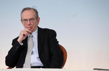 Redazione di Operai Contro, ogni presidente del consiglio dell’italia dei padroni ama circondarsi di giullari imbroglioni. Renzi ha scelto Padoan Padoan afferma: ”  Per l’Italia è possibile raggiungere una crescita del 2% nel lungo termine ” Padoan è da un anno che parla di crescita Noi operai vediamo solo la crescita dei licenziamenti Padoan parla di crescita del 2% nel lungo termine Cosa vuol dire ” lungo termine” Padoan è come Tremonti un imbroglione, ignorante al servizio di Renzi Un operaio di Torino