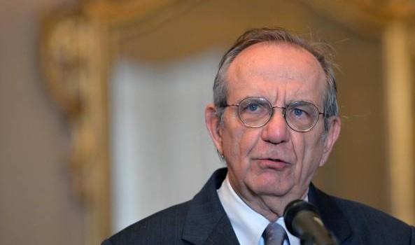 Redazione di Operai Contro, Padoan è un truffatore. Quello che dice non solo mostra la sua ansia di truffare, ma anche la sua ignoranza.  Pier Carlo Padoan : «Non è vero che di debito continua a crescere. Quest’anno si stabilizza e poi continua a scendere» a una velocità sostenuta». Il debito pubblico italiano sfonda quota 2.000 miliardi e a ottobre si attesta a 2.014 miliardi, in valore assoluto il livello più alto di sempre: a fine settembre era arrivato a quota 1.995 miliardi. E’ quanto emerge dal supplemento “Finanza pubblica” al bollettino statistico della Banca d’Italia secondo cui, inoltre, […]