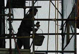 Redazione di Operai Contro, Sono anni ormai che si sente parlare di “spending rewiev” termini inglesi che servono a confondere ciò che in italiano significa semplicemente taglio della spesa pubblica. Il governo si preoccupa di contenere la spesa pubblica per diminuire il debito dello stato visto che dal lato delle entrate poco altro si può fare senza dare il colpo definitivo all’agonizzante economia. Il governo ha quindi deciso che sono necessari tagli nei settori della sanità e della scuola che vanno a discapito dei cittadini che da anni ormai hanno assistito al deterioramento di questi servizi . Il peggioramento […]