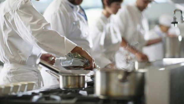 Redazione di Operai Contro, Sui giornali non ne parlano nemmeno nelle pagine locali, c’è spazio solo per il salone del mobile per l’Expo e per i funerali di stato. Che la categoria di uno dei settori più importanti del paese quale è il turismo non ha ancora un nuovo contratto trascorsi 2 anni dalla sua scadenza ed ha scioperato non fa notizia, oppure è meglio non parlarne per non rovinare l’inaugurazione del grande Expo2015. Si è tenuto oggi uno sciopero perchè con l’inizio del Expo a coloro che saranno impiegati nell’evento così come ai dipendenti dell’ ATM non sarà […]