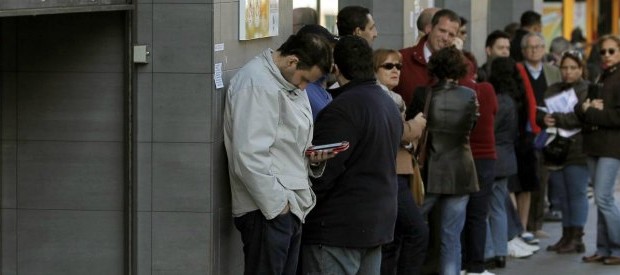 Caro Operai Contro, è partita la campagna contro i giovani che rifiutano il lavoro. Chissà perché non fa notizia che parassiti di ogni genere e risma, campino agiatamente senza fare un cazzo, con ben oltre 1.300 euro netti al mese. Ma evidentemente ciò è normale, perché questi non hanno bisogno di lavorare! Ci pensano gli operai a lavorare per loro, poi le regole della società democratica fanno in modo che la ricchezza prodotta dagli operai si trasferisca agli strati agiati. Il Corriere della Sera, scrive udite udite, “tra le ipotesi del rifiuto: la precarietà”. Evidentemente per i nostri moralizzatori, […]