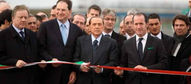 Come l’Unione Europea finanzia le infrastrutture italiane marchiate di corruzione L’Italia è il Paese delle Mazzette, ormai lo sanno tutti. Anche l’Unione Europea. Nonostante ciò, non è permesso sconfessare il mantra delle grandi opere. In particolare c’è un’istituzione che non si tira mai indietro nell’aiutare le nostre imprese nella loro realizzazione. È la Banca europea per gli investimenti (BEI). Nel 2014 la generosità della BEI nei confronti del nostro Paese ha fatto segnare un nuovo record: 10,9 miliardi. Eppure per tanti progetti segnati dal male della corruzione, dal Mose alla Salerno-Reggio Calabria, passando per il rigassificatore di Livorno e […]