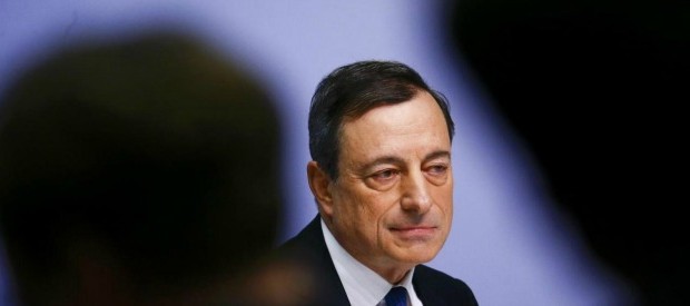 Redazione di operai Contro, Draghi, il capo della BCE, stampa carta e dice che è moneta Draghi, regala la carta alle banche Draghi era convinto di risolvere la crisi Draghi è solo un servo sciocco dei padroni Un lettore Di fronte a sciagure epocali, senza rimedi affidabili e dalle cause insondabili, la natura umana tende a concepire rimedi astrusi, come la danza della pioggia o il mercurio contro la peste. Pur tra i gorghi della crisi che gonfia umori nefasti e ribellismo salottiero, il ruolo dello stregone, del cerusico e del banchiere centrale sembrerebbero distinti. Nondimeno talora si mescolano perversamente attese di sortilegi e politica monetaria. In un regime di moneta fiduciaria (il cui valore […]
