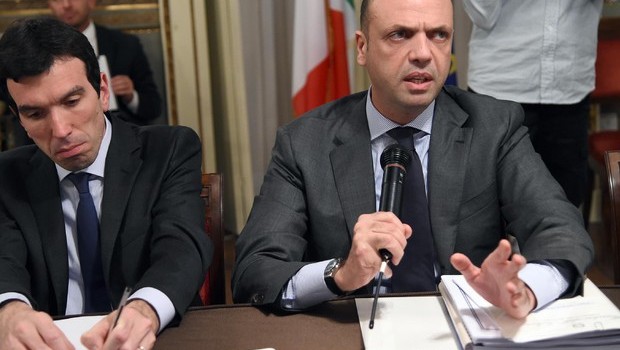 Redazione di Operai Contro, l’Expo è un’opera per i profitti e le tangenti dei padroni Ma più si avvicina il 1 Maggio più la paura dei padroni aumenta I padroni e il governo devono impedire ogni protesta Vietati gli scioperi, vietate le manifestazioni Il 1 maggio i padroni licenzieranno i 7500 operai che hanno eretto i baracconi della manifestazione “Abbiamo lavorato per assicurare al Paese e non solo, una manifestazione che si possa svolgere in assoluta sicurezza e serenità”. Lo ha detto il ministro dell’Interno Angelino Alfano, al termine del comitato per l’ordine pubblico e la sicurezza incentrato sulle misure […]