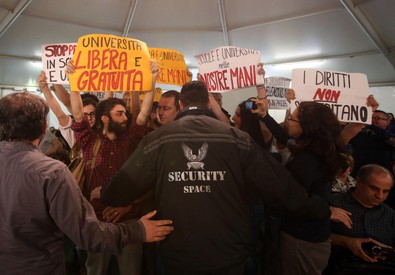 Il ministro dell’istruzione Stefania Giannini è stata contestata da oltre un centinaio diinsegnanti precari e studenti. I manifestanti hanno interrotto il ministro che da pochi minuti stava parlando nella sala dibattiti della festa nazionale de l’Unità in corso aBologna. La protesta è stata pacifica ma accesa. I manifestanti hanno tirato fuoricartelli, hanno inscenato un cacerolazo con pentole e mestoli. Dopo una ventina di minuti il ministro ha lasciato la festa. Assieme al ministro c’era anche la responsabile scuola del Partito democratico Francesca Puglisi di David Marceddu e Giulia Zaccariello  