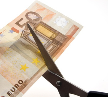 Caro Operai Contro, i Comuni subiranno da parte del governo un taglio di 1,5 miliardi di euro e saranno costretti ad aumentare le tasse locali penalizzando le famiglie. Tra i 108 Comuni capoluogo di provincia presi in esame, quelli più penalizzati da questa operazione saranno quelli di Cosenza, di Napoli, di Siena e di Firenze. Se la municipalità cosentina si troverà con 54 euro pro capite in meno, a Napoli e a Siena i tagli ammonteranno a 51 euro per ciascun residente, mentre a Firenze le minori risorse a disposizione del primo cittadino toccheranno i 50 euro pro capite. […]